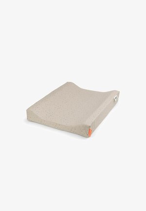 Bézs, kontúros pelenkázó alátét apró fekete pöttyökkel és narancssárga címkével fehér háttéren.