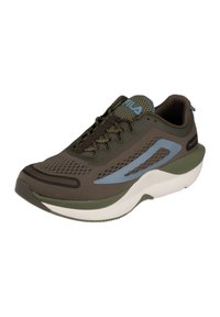 Scarpe da ginnastica verdi e marroni con tomaia in mesh e materiale sintetico, dettagli blu e un sottopiede bianco ammortizzato. Presentano un design perforato.