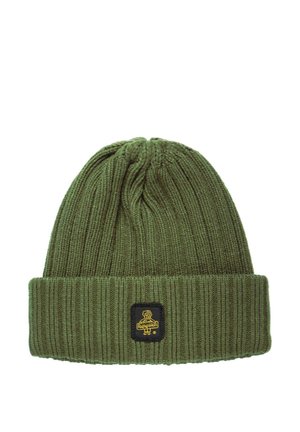 Cappello verde a coste in maglia con risvolto e piccola toppa nera con logo giallo al centro davanti.
