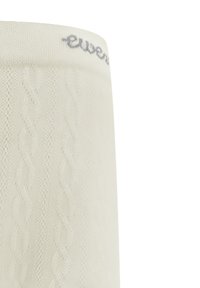 Chaussette en laine crème avec un motif de torsades et une bordure côtelée, avec un logo de la marque subtil en gris près du bord supérieur.