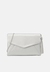 Silberne Kunstleder-Clutch mit einem geometrischen Umschlagdesign, ausgestattet mit einem Kettenriemen und einem Quastenakzent an der Seite.