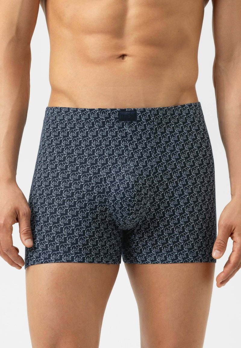 Boxer briefs bleu marine en tissu doux, avec un motif répété d'éléphants blancs. Ceinture élastique avec un marquage minimal à l'avant.