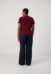 Tommy Hilfiger Curve SLIM CODY - Camiseta básica - deep rouge