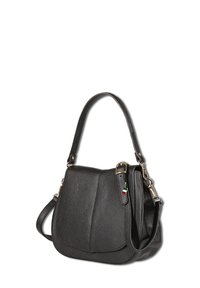 Schwarze, strukturierte Leder-Schultertasche mit Klappenverschluss, verstellbarem Riemen, goldfarbenen Beschlägen und kleinem Charm in Rot, Weiß und Grün.