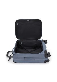 Měkký modrý kufr se zipovým hlavním oddílem. Uvnitř se nachází černá síťová kapsa a křížové popruhy pro upevnění předmětů. Čtyři kolečka.