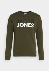 Felpa verde oliva con maniche lunghe e collo rotondo, caratterizzata da un grande testo bianco "JACK & JONES" sul davanti in colori a contrasto.