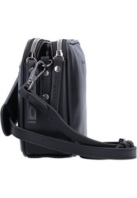 Borsa in pelle nera di forma rettangolare, con zip argento e tracolla regolabile. Caratterizzata da dettagli hardware e design minimalista.