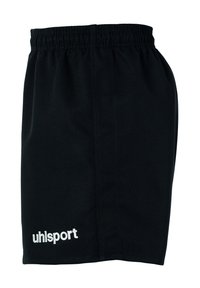 Zwarte sportshorts van lichtgewicht stof, met een elastische tailleband en een wit logo aan de onderkant aan de linkerkant.