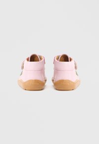 Pantofi roz din piele cu talpă joasă, cu o talpă exterioară bej din cauciuc. Bretele în spate și interior captusit cu material moale maro. Branding subtil vizibil.
