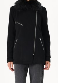 Černá bunda s límcem z umělé kožešiny, předními zipy a bočními kapsami. Má strukturovaný střih a žebrované manžety. Hladká textura.