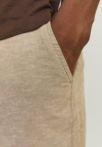 Jack & Jones STACE - Chinos tipa bikses - rubber