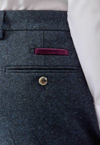 Dunkelblaue, strukturierte Hose mit Knopfverschluss, einer Paspeltasche mit mahagonifarbenem Akzent und einem klassischen, taillierten Design.
