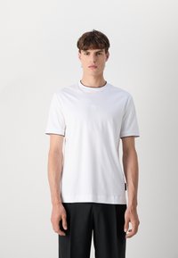 BOSS BOSS X PORSCHE THOMPSON - Pamata T-krekls - white