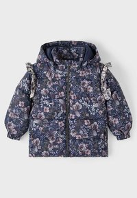 Blumen-Daunenjacke in Dunkelblau und Lila. Mit Kapuze, Reißverschluss und Rüschendetails an den Schultern. Weicher, gesteppten Stoff.