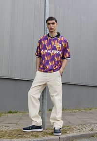 New Era NBA LOS ANGELES LAKERS FOOTBALL TEE - T-shirt imprimé - purple