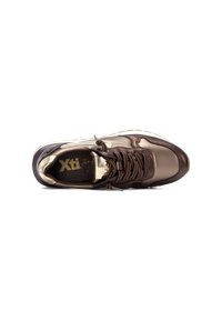 Scarpa sportiva marrone e dorata metallizzata con punta rotonda, design con lacci, soletta imbottita e suola in gomma testurizzata.