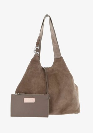 Bolso hobo de ante marrón con una cartera texturizada gris desmontable. Presenta una correa suave con herrajes metálicos y un cierre con cremallera en la cartera.