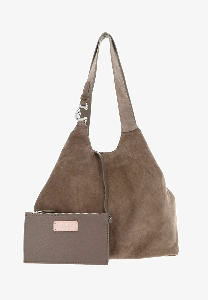 Braune Wildleder-Hobo-Tasche mit einer abnehmbaren grauen, strukturierten Geldbörse. Verfügt über einen glatten Gurt mit metallischen Beschlägen und einem Reißverschluss an der Geldbörse.