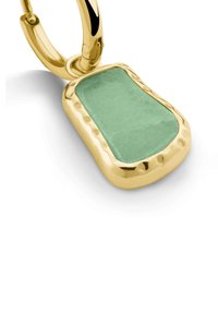 Guldörhänge med en rektangulär grön sten och en texturerad kant. Stenen har en slät yta och accentueras av polerat guld.