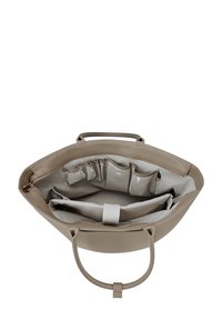 Beige leren tote bag met meerdere binnenzakken en compartimenten, inclusief vakken voor telefoon, sleutels en kleine accessoires.