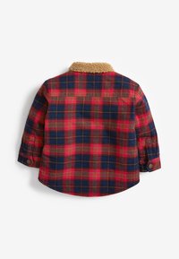 Kariertes Hemd in Rot, Navy und Beige. Verfügt über einen Beigen Sherpa-Kragen, lange Ärmel mit Knopfmanschetten und einen abgerundeten Saum. Der Stoff ist weich.