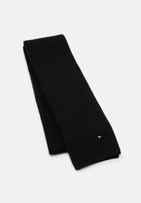 Écharpe noire à côtes en tissu tricoté, avec un petit logo en rouge, blanc et bleu. Forme longue et rectangulaire, avec une surface texturée.