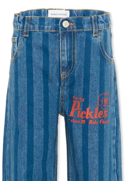 Pantalon en denim rayé bleu avec poches avant, fermeture par bouton, et graphisme en texte rouge disant « Pickles Since 05 Bobo Choses » avec une illustration de chien.