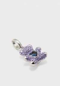 Γούρι αρκουδάκι σε ασημί τόνο, καλυμμένο με μικρά μοβ κρύσταλλα και μια καρδιά από μπλε κρύσταλλο στο κέντρο, προσαρτημένο σε κούμπωμα.