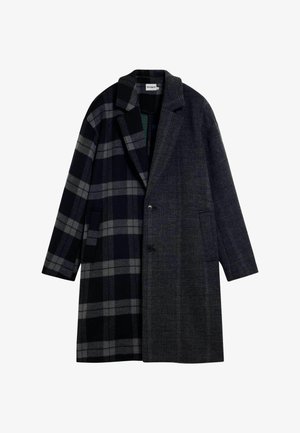 Kariertem Mantel mit kontrastierenden dunkelblauen und grauen Paneelen, ausgestattet mit einem Reverskragen und Knopfverschluss. Hergestellt aus einem strukturierten Wollmischgewebe.