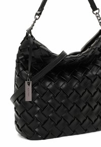 Zwarte geweven leren schoudertas met zilverkleurige kettingdetail en een rechthoekig merketiket bevestigd aan de riem.