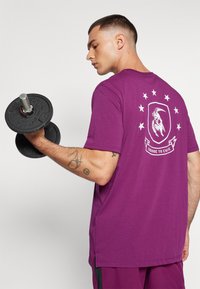 Under Armour Triko s potiskem - purple gemini/white