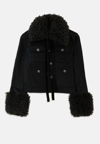 Fekete, rövidített kabát puha fekete gallérral és mandzsettákkal, négy elülső zsebbel és ezüst gombos zárókkal. Puha tapintás, elegáns dizájn.