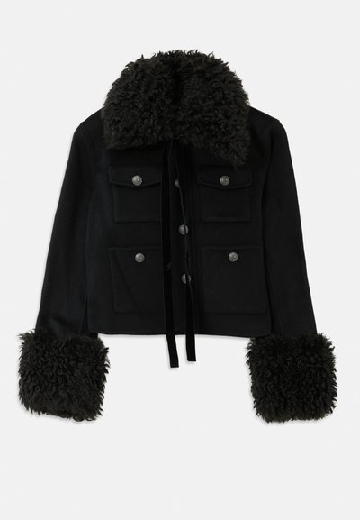 Musthave musta lühike jakk pehme musta krae ja mansettidega, nelja esipocketiga ja hõbedaste nööbiltidega. Pehme tekstuur, elegantne disain.