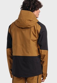 Wasserfeste Jacke mit einem braun-schwarzen Farbblockdesign, Kapuze und einer glatten Textur mit minimalistische Akzenten.