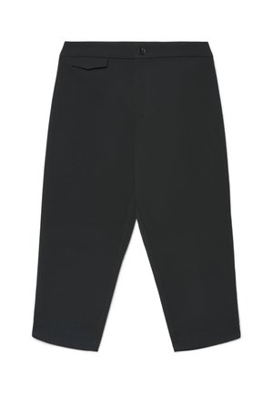 Pantalon court noir avec un bouton sur le devant et une unique poche à rabat sur le côté droit, présenté sur un fond blanc uni.
