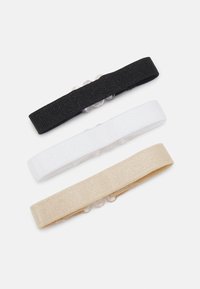 Set van drie haaraccessoires: zwarte, witte en beige elastieken met een gladde textuur en een accent van transparante kralen in het midden.