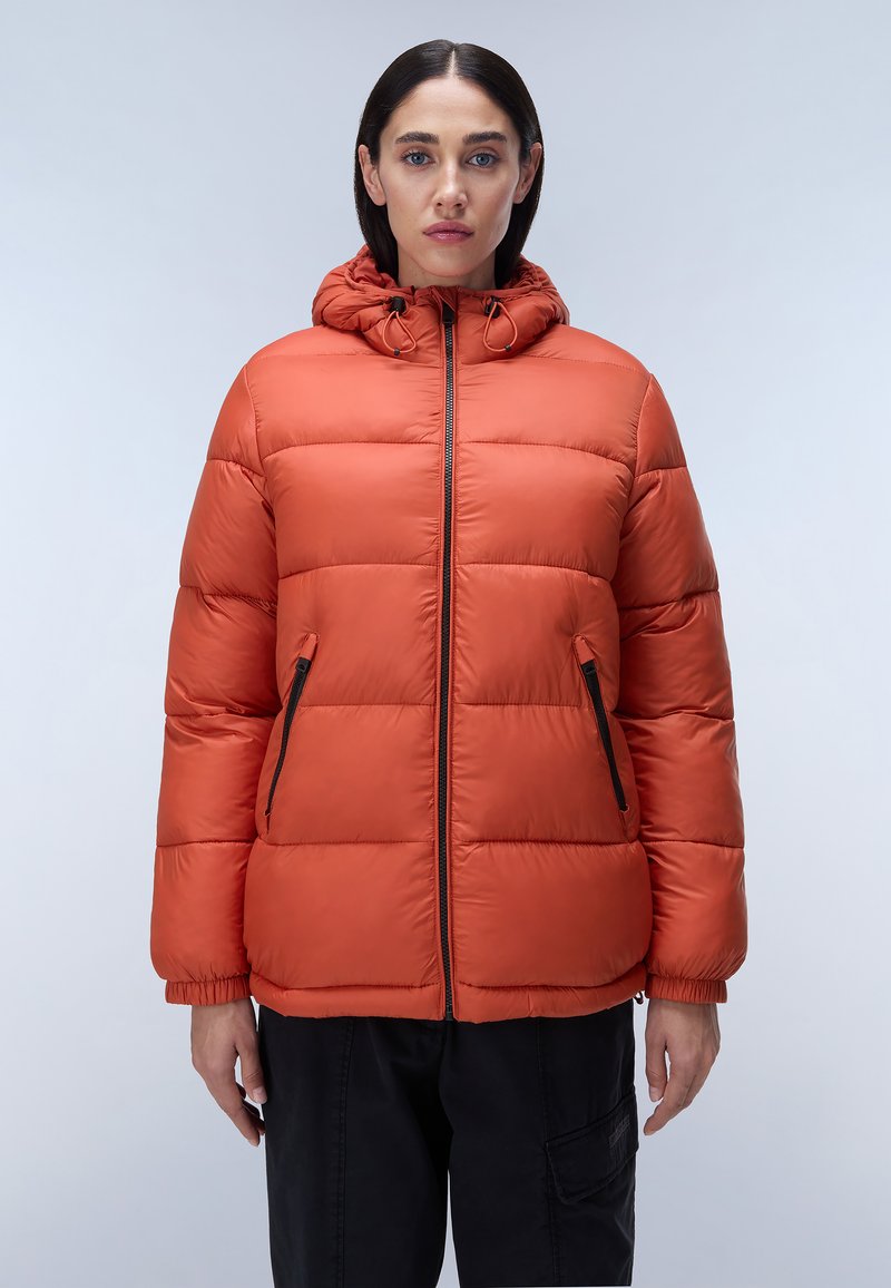 Oranje gewatteerde jacket met een capuchon, met een ritssluiting en twee met een rits afgesloten zakken. Gequilte ontwerp met elastische manchetten en zoom.