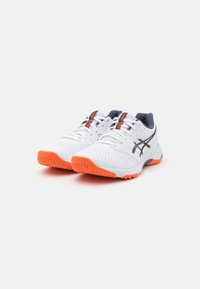 Zapatillas deportivas blancas con suelas naranjas, parte superior texturizada y acentos en azul marino. Presentan un diseño transpirable y un sistema de cordones tradicional.