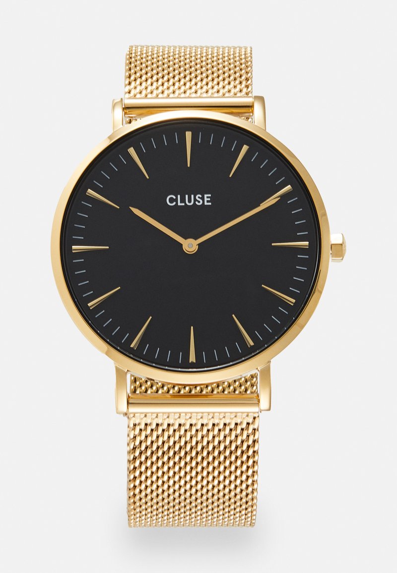 Gold Mesh-Uhrenarmband mit einem runden schwarzen Zifferblatt, goldenen Stundenmarkierungen und Zeigern. Der Markenname "CLUSE" in weiß auf dem Zifferblatt angezeigt.