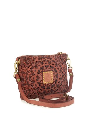 Piccola borsa a tracolla in pelle marrone con motivi paisley neri e borchie dorate intorno a una toppa quadrata centrale, con tracolla staccabile.