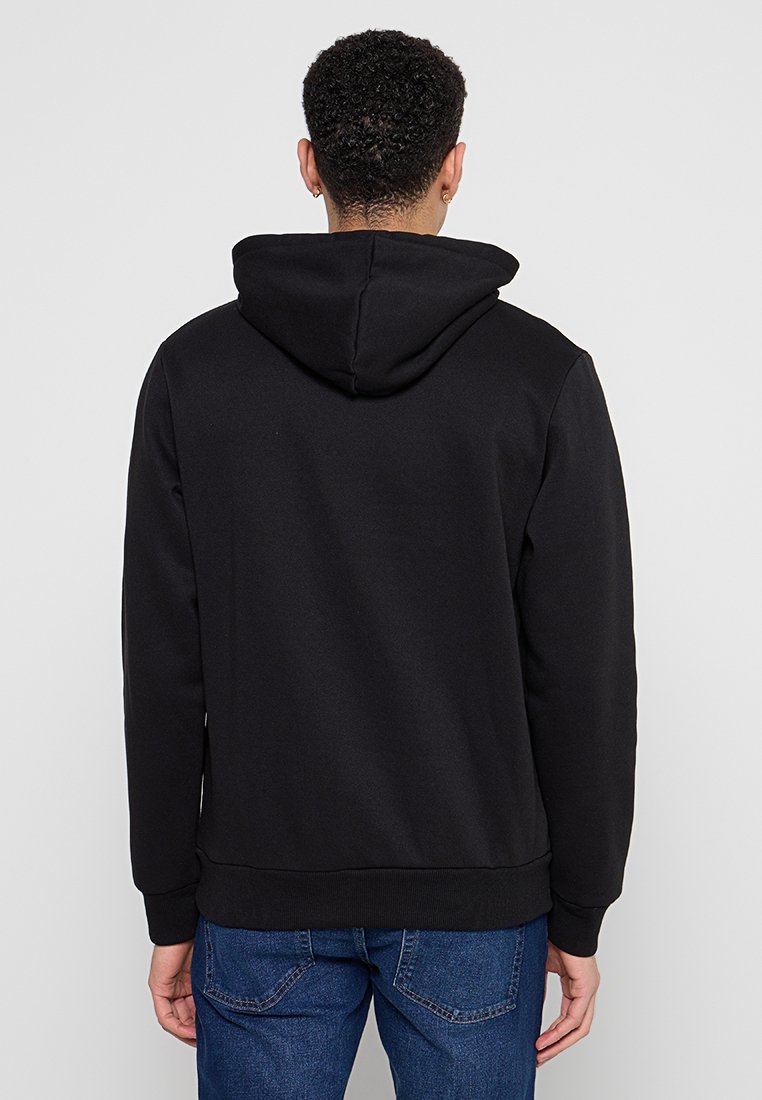 Zwarte hoodie met een zachte textuur, geribde cuffs en zoom, en een kangoeroezak aan de voorkant. Achteraanzicht weergegeven.