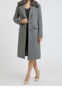 Abrigo de lana gris con cuello de piel sintética, diseño entallado, dos bolsillos frontales, cierre de un botón, longitud hasta la rodilla y tejido texturizado.