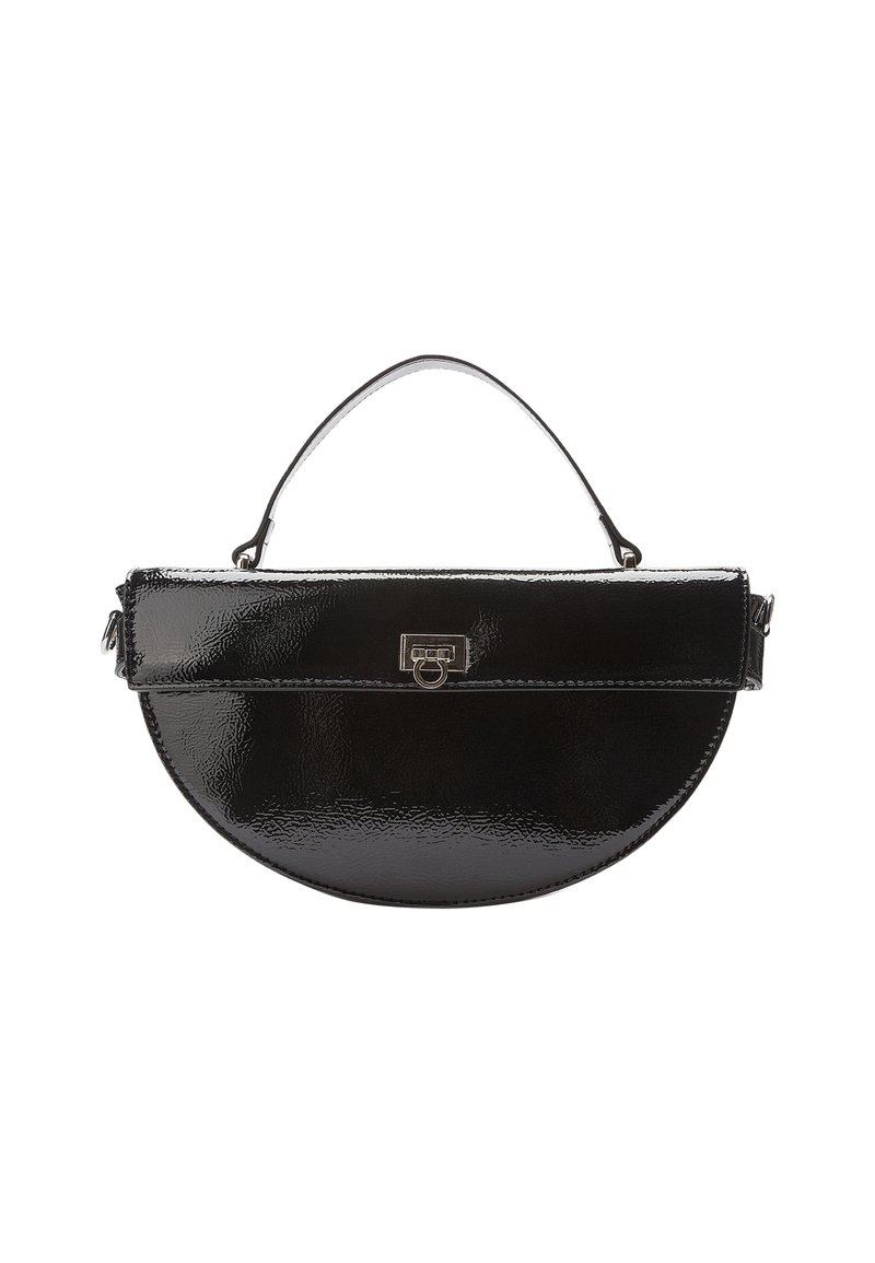 Czarna torebka z lakierowanej skóry o okrągłym kształcie, płaskim górnym fragmencie, małym uchwycie i frontowym zapięciu. Gładka, błyszcząca powierzchnia, minimalistyczny design.