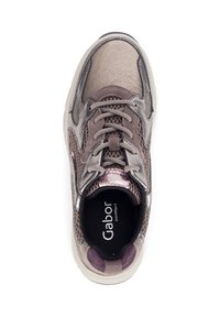 Gabor sneaker in grijstinten en mauve; heeft een bovenwerk van leer en mesh, veters, een gevoerde zool en een logo op de binnenvoering.