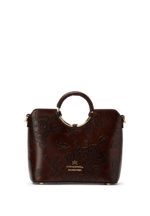 Sac à main en cuir marron foncé avec motif floral embossé, poignée ronde enveloppée avec des accents dorés et logo de marque doré à l'avant.