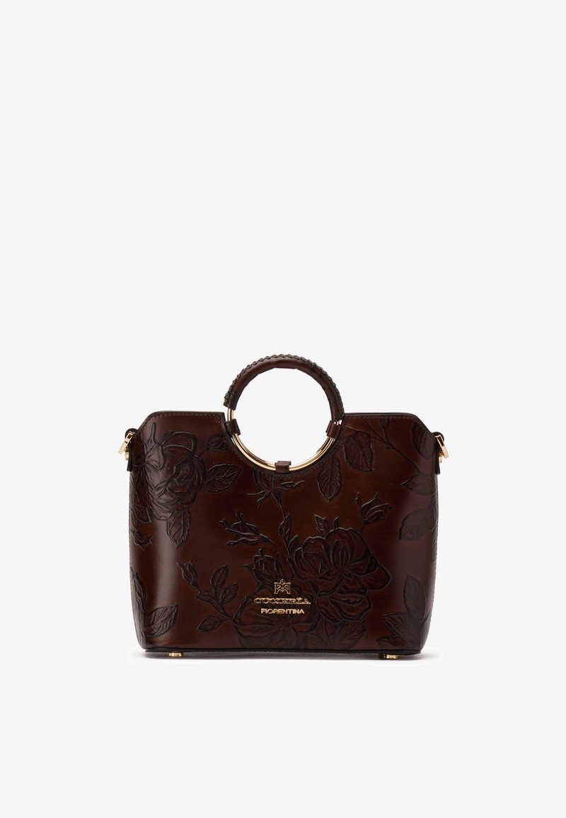 Sac à main en cuir marron foncé avec motif floral embossé, poignée ronde enveloppée avec des accents dorés et logo de marque doré à l'avant.