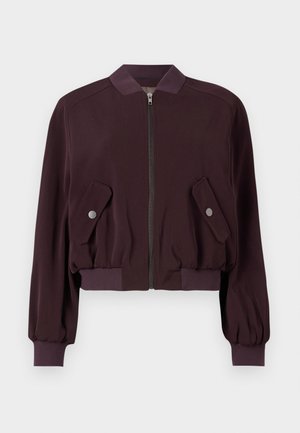 Μπορντό bomber jacket με φερμουάρ μπροστά, ριμπ μανσέτες και δύο τσέπες με καπάκι. Φτιαγμένο από μαλακό ύφασμα με ελαφρώς φουσκωτή σχεδίαση.