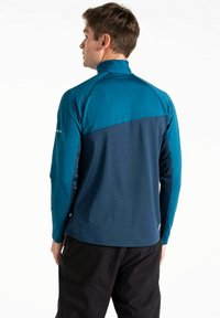 Männer Sportjacke mit hohem Kragen, langen Ärmeln und einem zweifarbigen Design in Teal und Marineblau, aus glattem, dehnbarem Stoff.