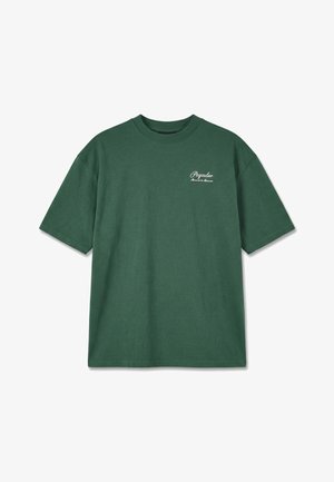 Maglietta a maniche corte verde scuro con collo rotondo e piccolo logo bianco "Peyador" con testo sul petto, lato sinistro superiore.