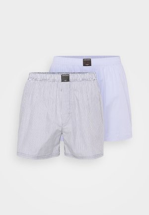 Baumwollboxershorts in Hellblau mit dünnen vertikalen Streifenmustern. Beide verfügen über einen elastischen Bund und ein kleines Markenschild.